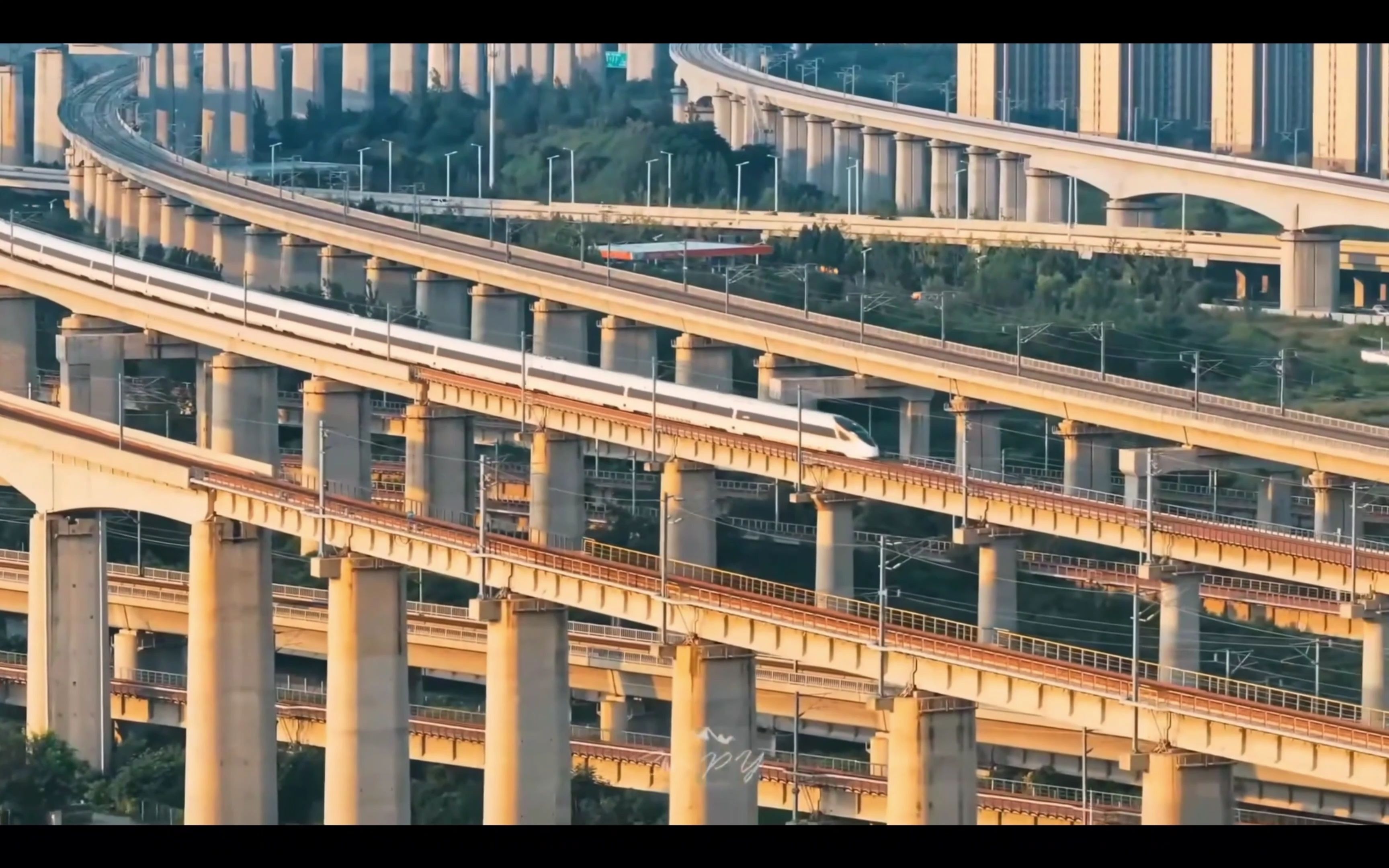 郑州高铁开启暑期多彩之旅
