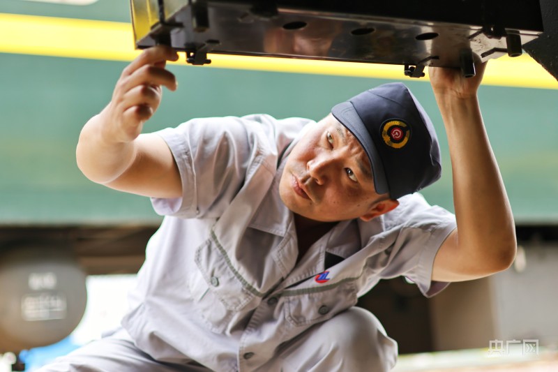 护航暑运  郑州车辆段为动车“体检”-郑州高铁招聘中心