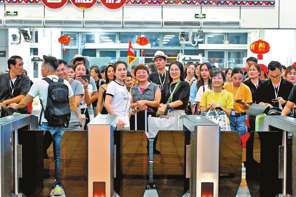 中越游火热-郑州高铁乘务员招聘网